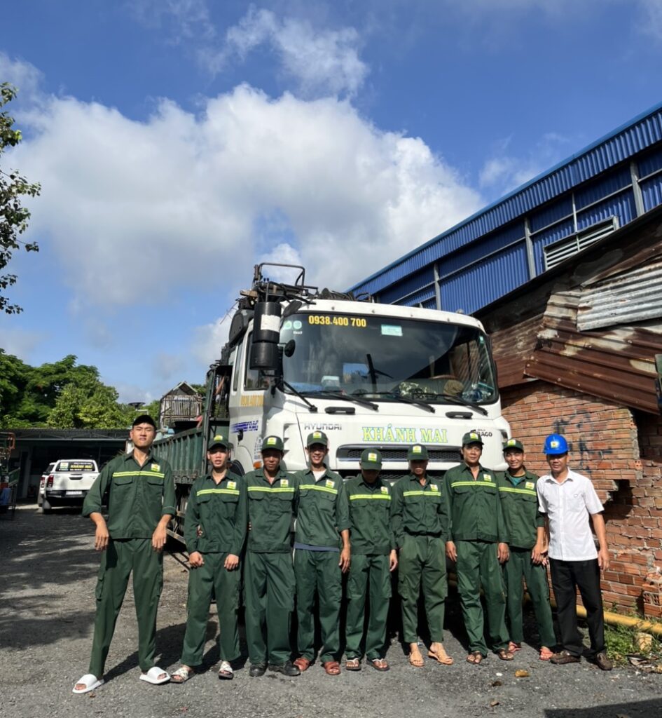 Nhân viên công trình cẩu hàng quận của Khánh Mai